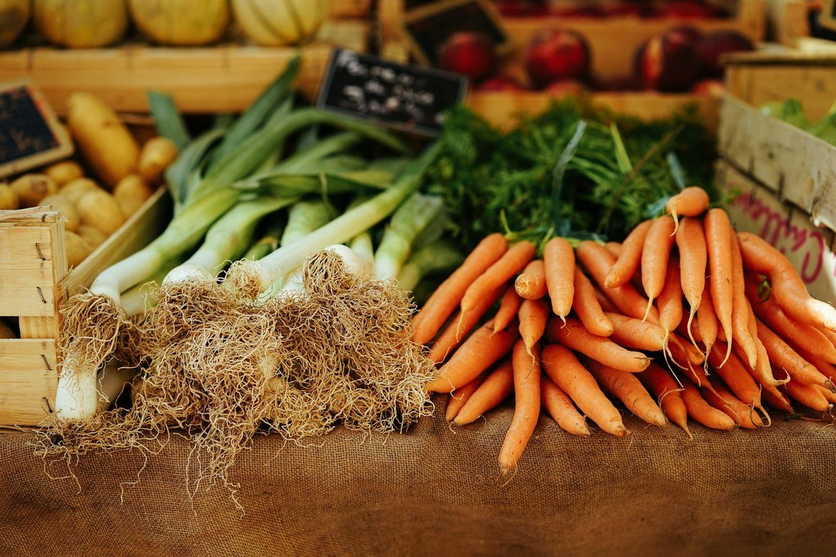 Poireaux et carottes sur un étal de marché