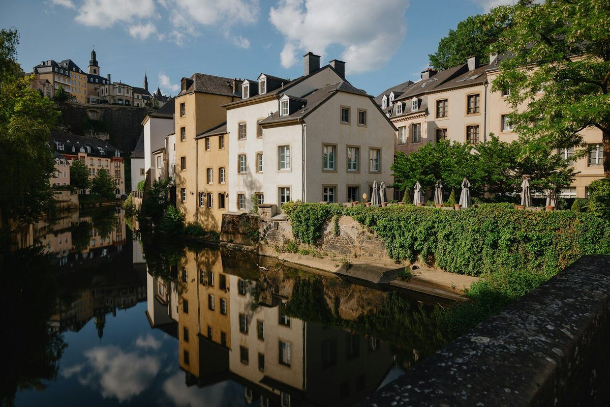 Maisons du Grund, à Luxembourg, qui se reflètent dans l’Alzette