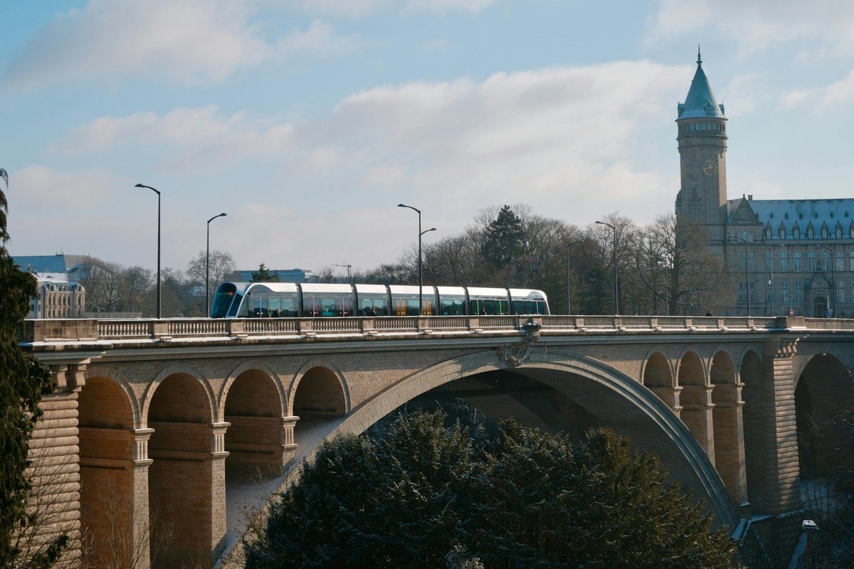 Le pont Adolphe, à Luxembourg, traversé par un tram